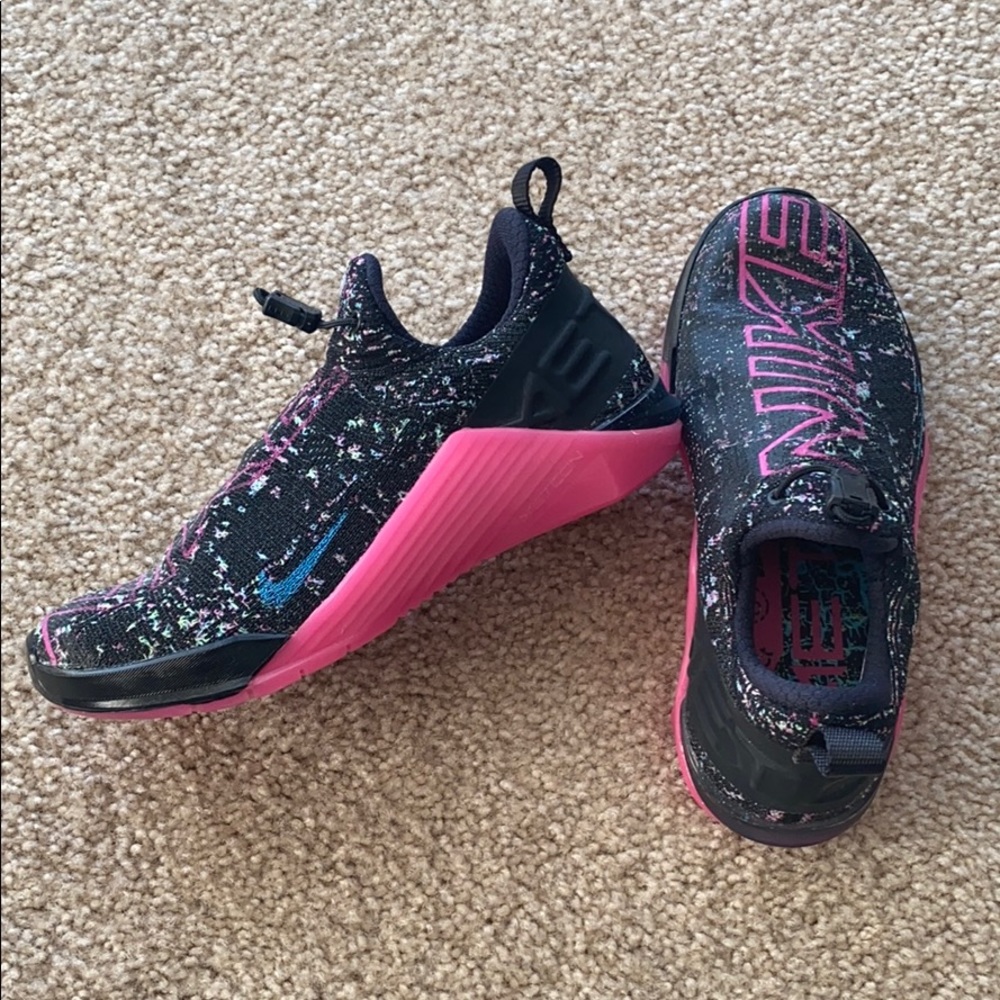 Nike React Metcon AMP ‘black fire pink’